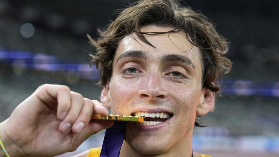 Armand Duplantis bate record do mundo do salto com vara pela 14.ª vez