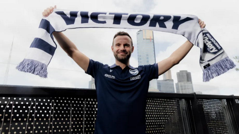 Juan Mata exibe o cachecol do Melbourne Victory 