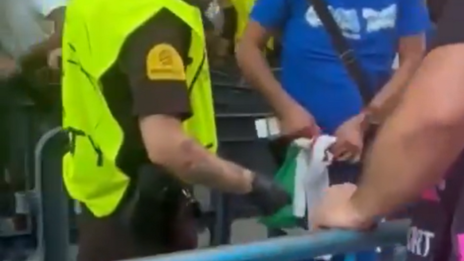 Seguranças não permitiram a entrada da bandeira. Adepto teve mesmo que colocá-la no contentor do lixo