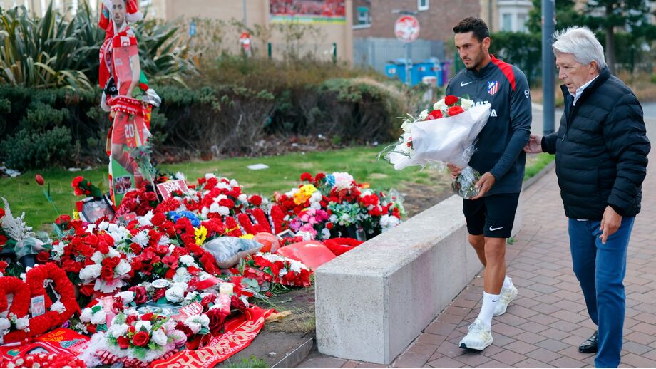 Enrique Cerezo e Koke depositaram uma coroa de flores em Anfield Road