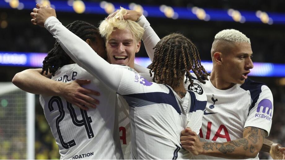 Tottenham vence Villarreal graças a um 'frango' do ex-Famalicão Luiz Júnior