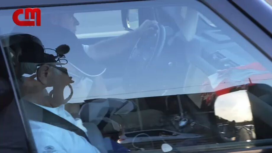 Adepto colocou adereço ao pescoço do treinador 