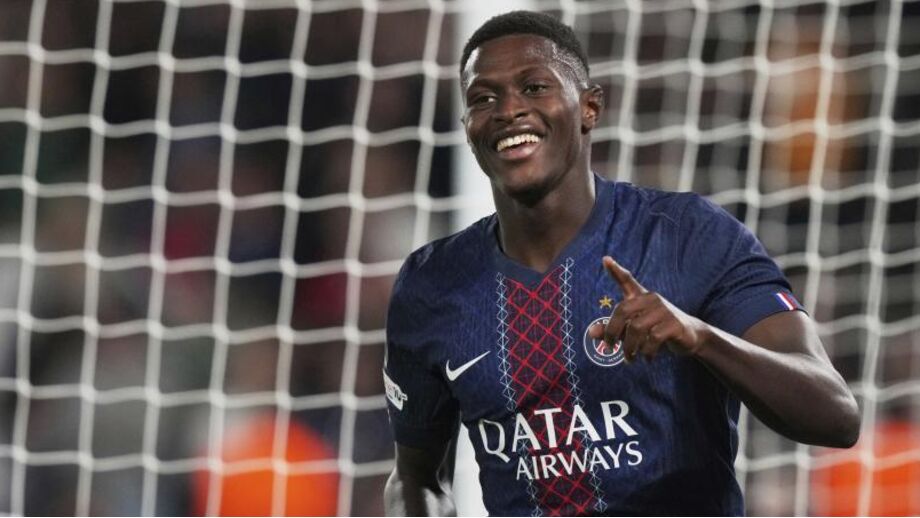 Nuno Mendes e Vitinha no melhor onze de 2024/25 da FIFPro