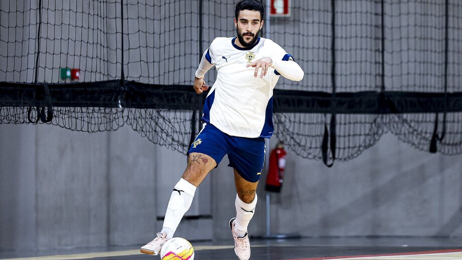 Jogador de futsal com a camisola de Portugal durante um jogo
