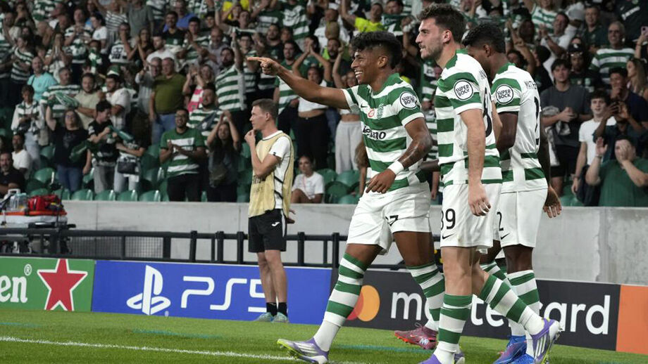 Jogadores do Sporting a festejar 