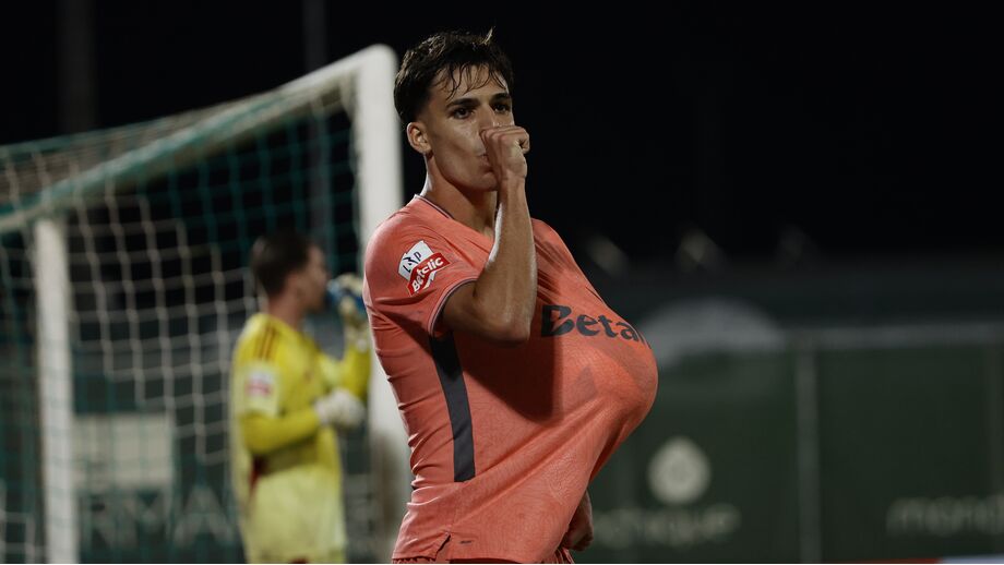À espera de ser pai, Gabri Veiga celebra o primeiro golo pelo FC Porto frente ao Rio Ave com a bola na barriga