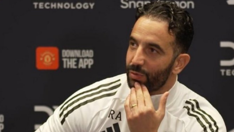 Treinador do Manchester United mantém-se fiel ao esquema com três centrais