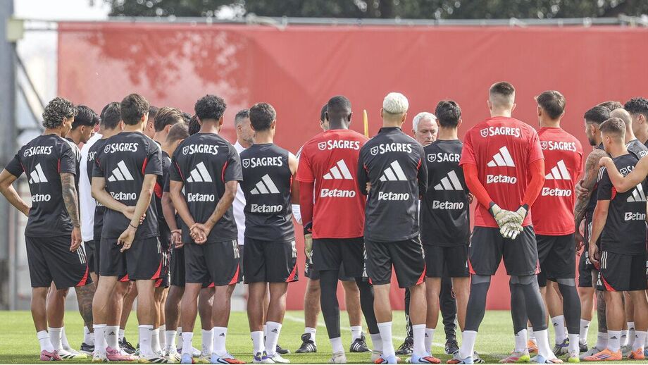 Jogadores do Benfica antes do início do treino