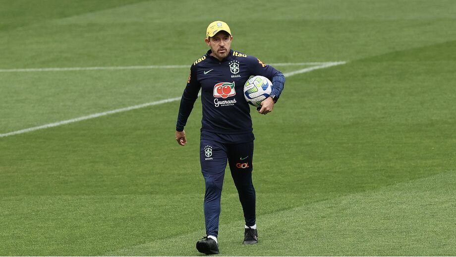 Ramon Menezes espera que Lucas Furtado e Rayan Lucas se apresentem segunda-feira