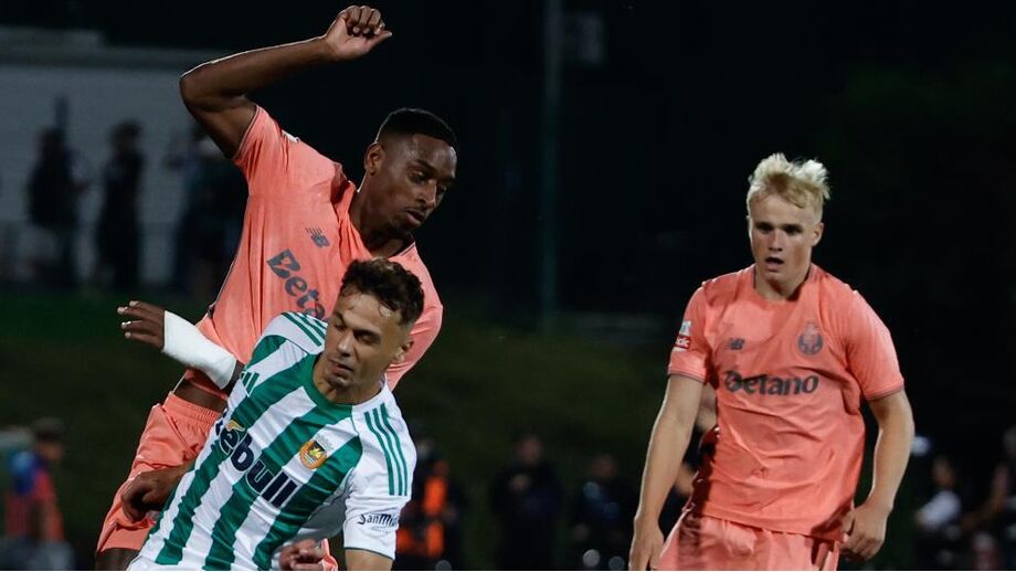 Pablo Rosario e Froholdt no jogo com o Rio Ave