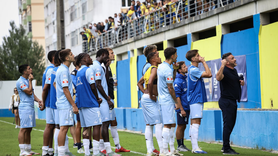 Adeptos protestam do Vizela com os jogadores e o treinador após a derrota com o Sintrense