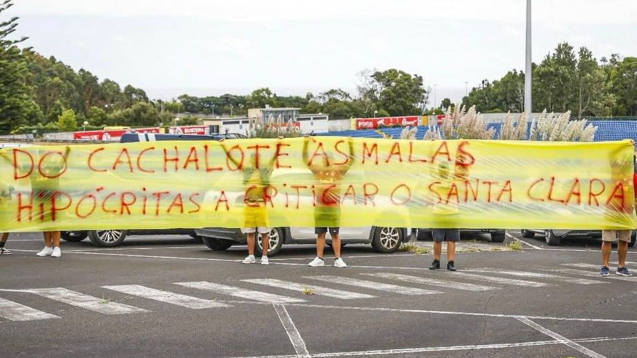 Adeptos do Santa Clara protestaram contra a polémica entre o clube e o Governo Regional dos Açores