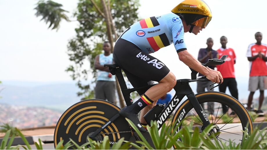 Remco Evenepoel sagra-se tricampeão mundial de contrarrelógio em Kigali, no Ruanda