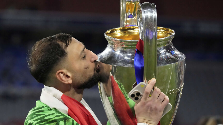 Gianluigi Donnarumma beija a Liga dos Campeões, a primeira da história do PSG