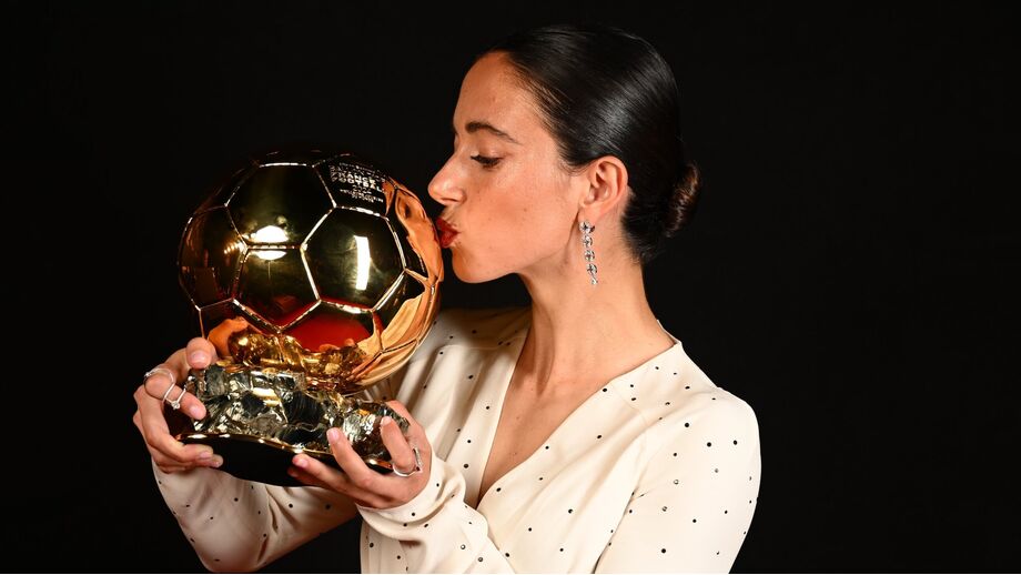 Aitana Bonmatí recebeu a Bola de Ouro feminina em 2024, repetindo o feito de 2023