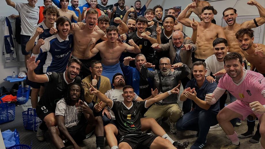 Jogadores do Resende festejam no balneário continuidade na Taça de Portugl
