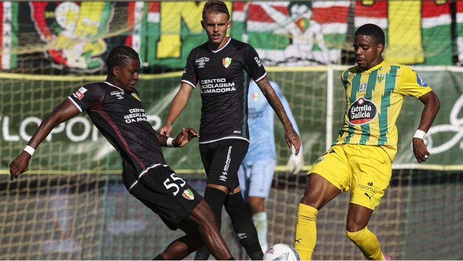 Lopes Cabral e Jordy em disputa de bola no João Cardoso