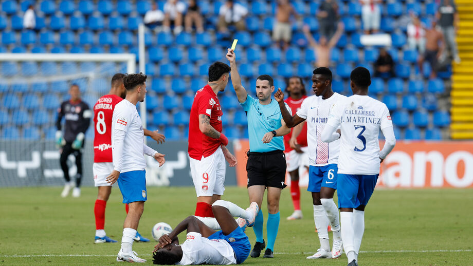 Sergio Guelho a arbitrar o Santa Clara-Alverca