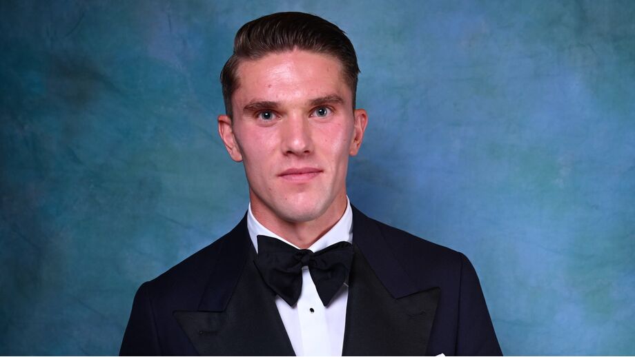 Viktor Gyökeres posa com o Troféu Gerd Müller