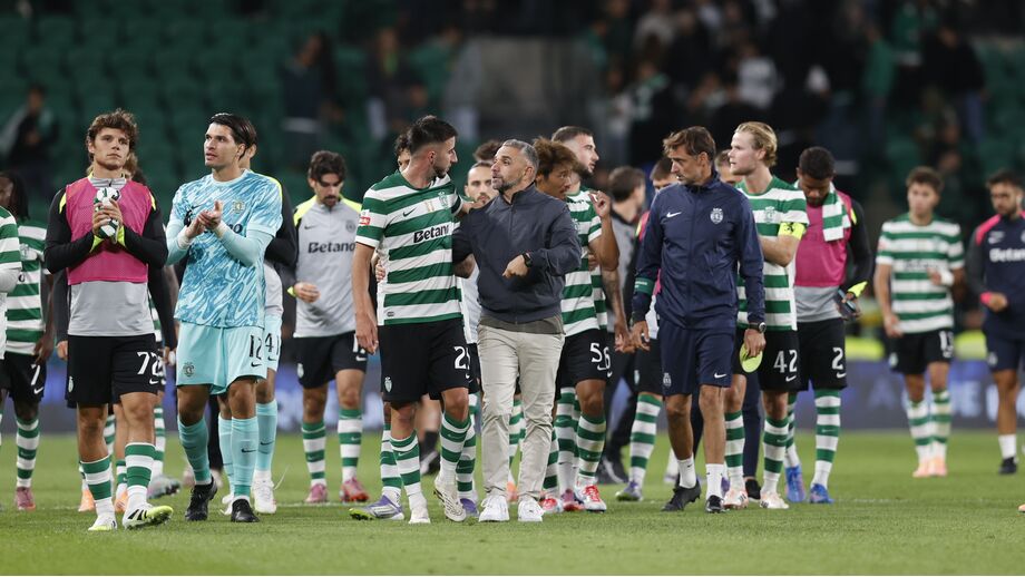 Jogadores do Sporting com Rui Borges no relvado no final do jogo com o Moreirense