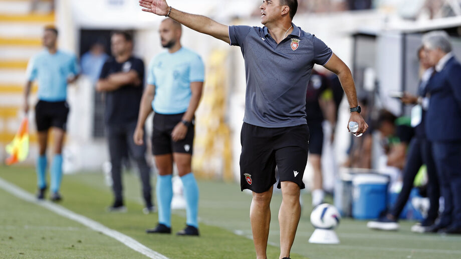 Pedro Russiano de saída do Penafiel