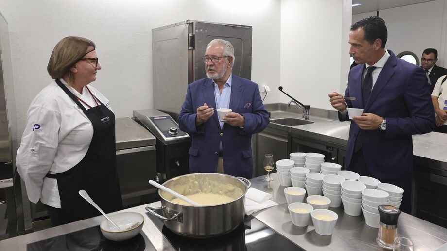 Isaltino Morais provou o arroz-doce... e aprovou-o!