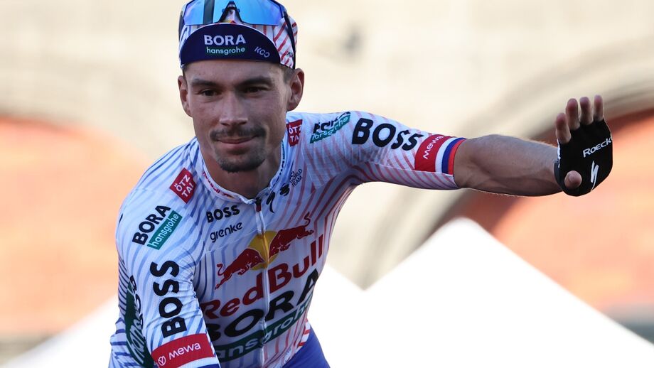Ciclista da Bora-Hansgrohe compete com equipamento da equipa
