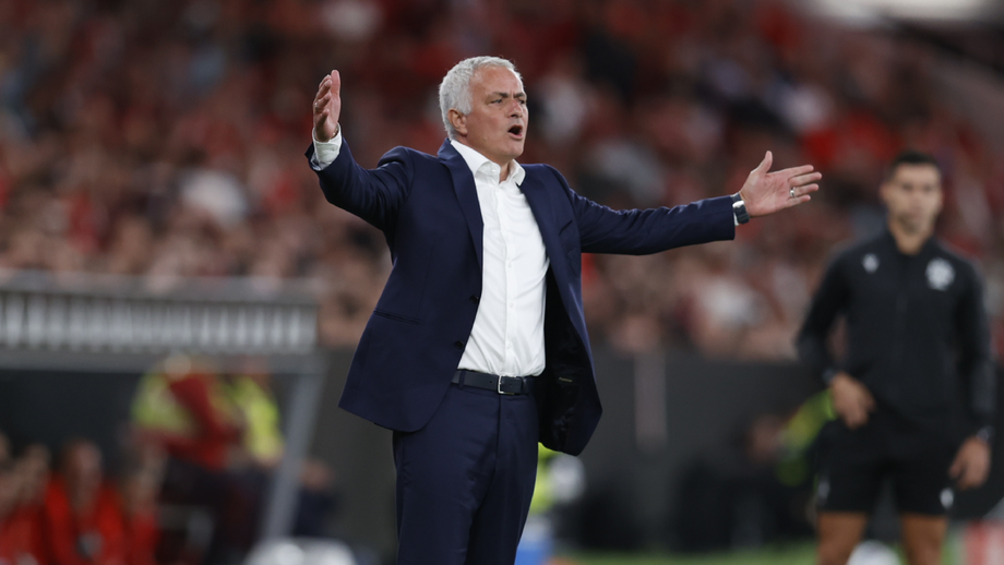 José Mourinho esbraceja durante o Benfica-Rio Ave