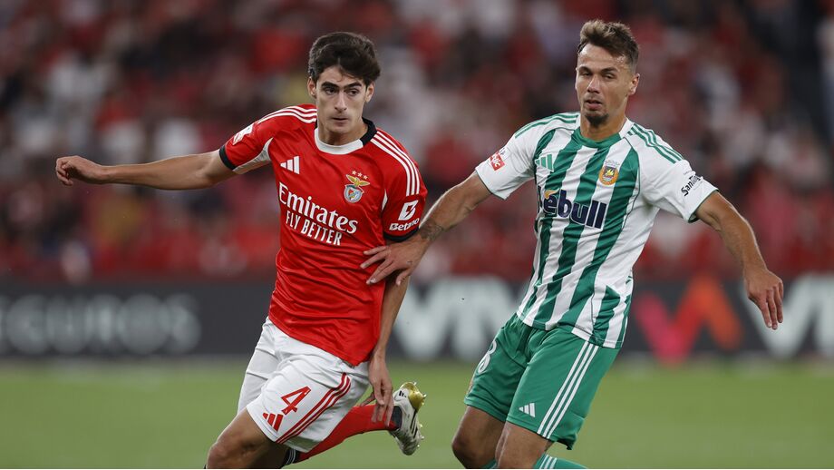 António Silva luta pela posse de bola no Benfica-Rio Ave