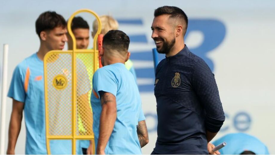 Francesco Farioli no treino da manhã desta quarta-feira, no Olival