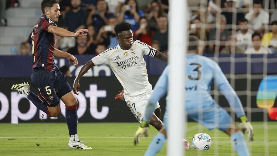 Vinícius Jr. pressionado por Elgezábal 