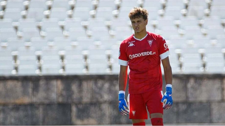 Fletcher Lowe, guarda-redes de 18 anos