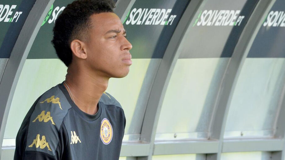 Deivison no banco durante um treino do Nacional 