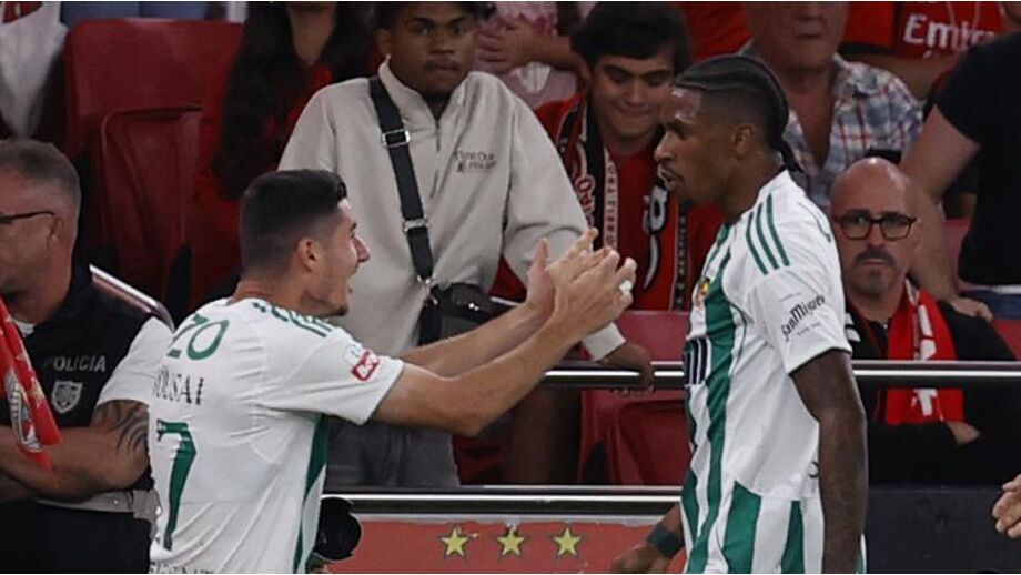 André Luiz festeja com os companheiros o golo do empate na Luz