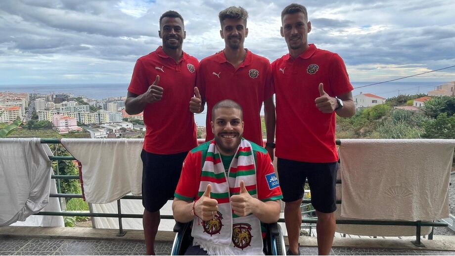 Plantel do Marítimo entregou camisola a Diamantino Pereira Júnior
