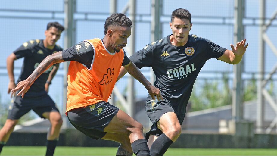 Filipe Soares a pressionar Paulinho 