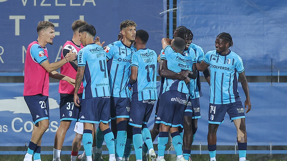 Jogadores do VIzela festejam triunfo frente ao Leixões