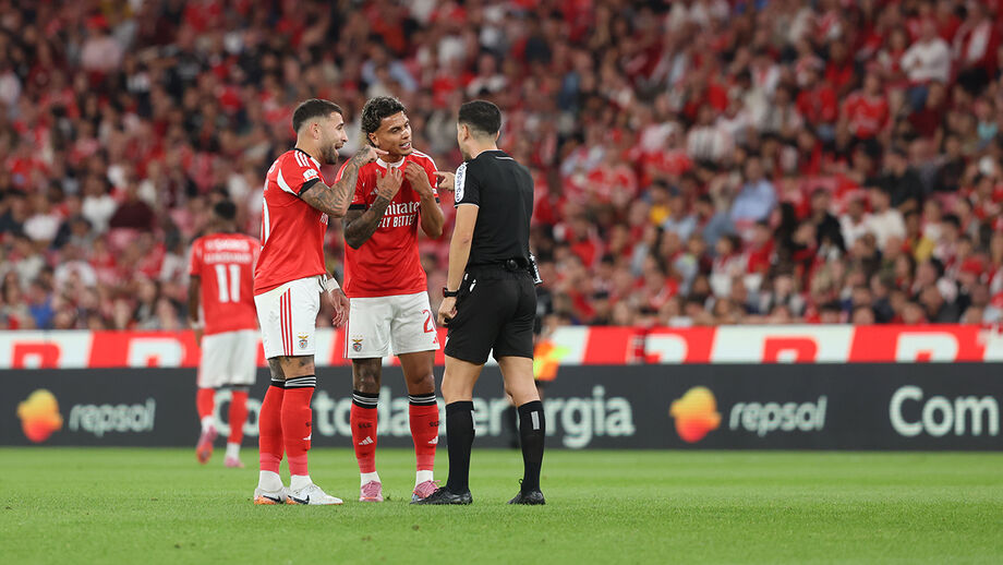 Árbitro João Gonçalves explica decisão a jogadores do Benfica, antes do lance do primeiro golo