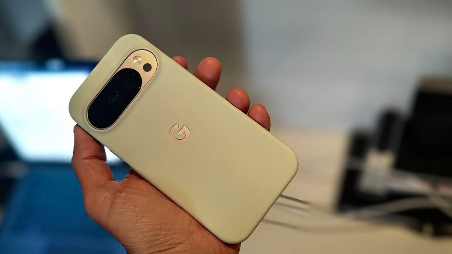 Google Pixel 10 Pro tem design semelhante, mas processador e câmara melhorados