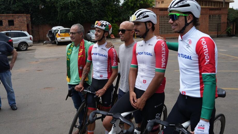 Ciclistas portugueses confraternizam no Ruanda