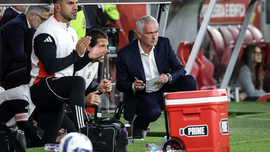 José Mourinho no banco do Benfica frente ao Gil Vicente