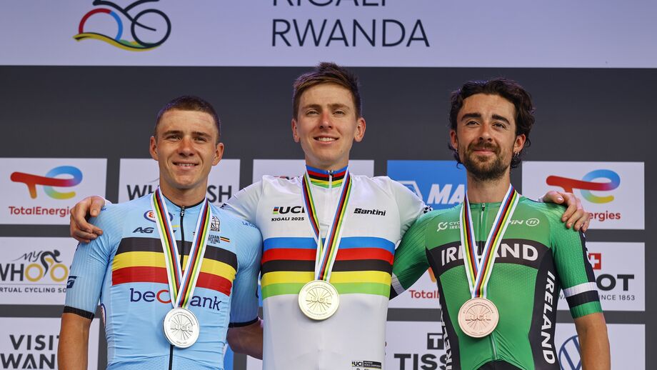 Pogacar entre Evenepoel e Ben Healy