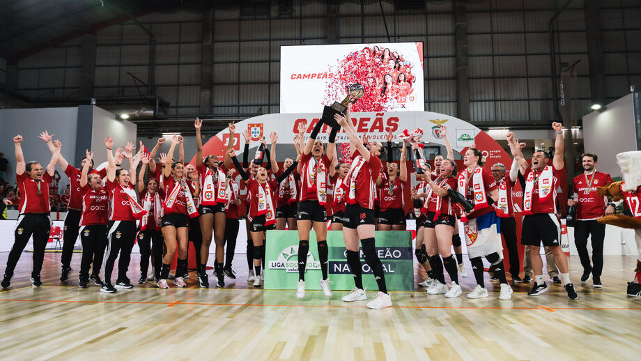Equipa do Benfica celebra título de campeã nacional de voleibol
