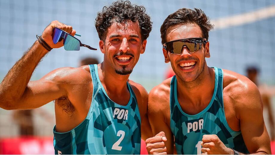Atletas portugueses celebram no torneio de voleibol de praia