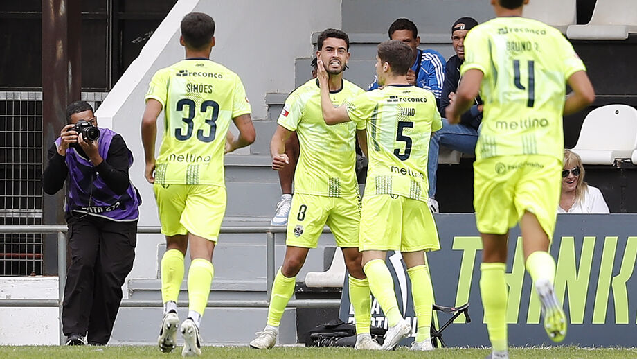 Jogadores do Chaves fazem a festa em Faro
