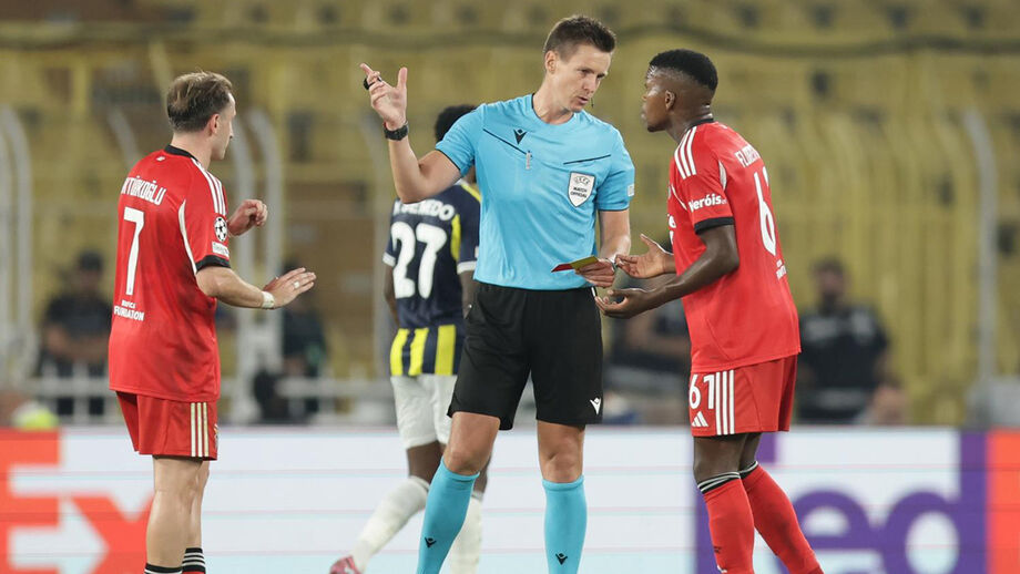 Árbitro Daniel Siebert apita jogo do Benfica com o Chelsea em Londres
