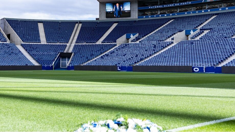 A coroa de flores no relvado do Dragão, com imagem de Pinto da Costa em pano de fundo