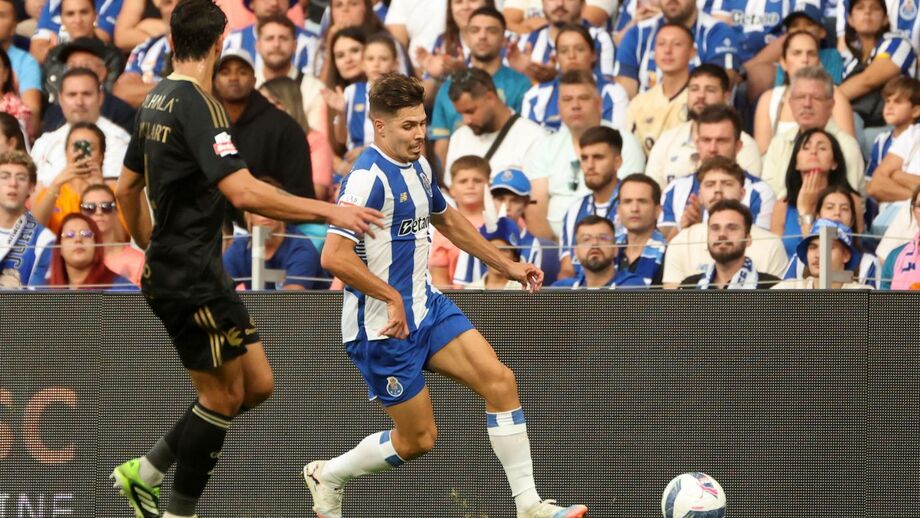 Moura procura lugar no onze após época de assistências.
