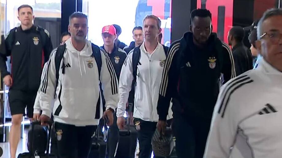 Equipa do Benfica no aeroporto