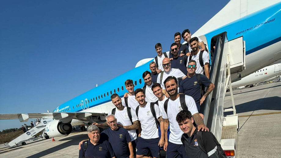 Plantel do OC Barcelos antes do primeiro de três voos